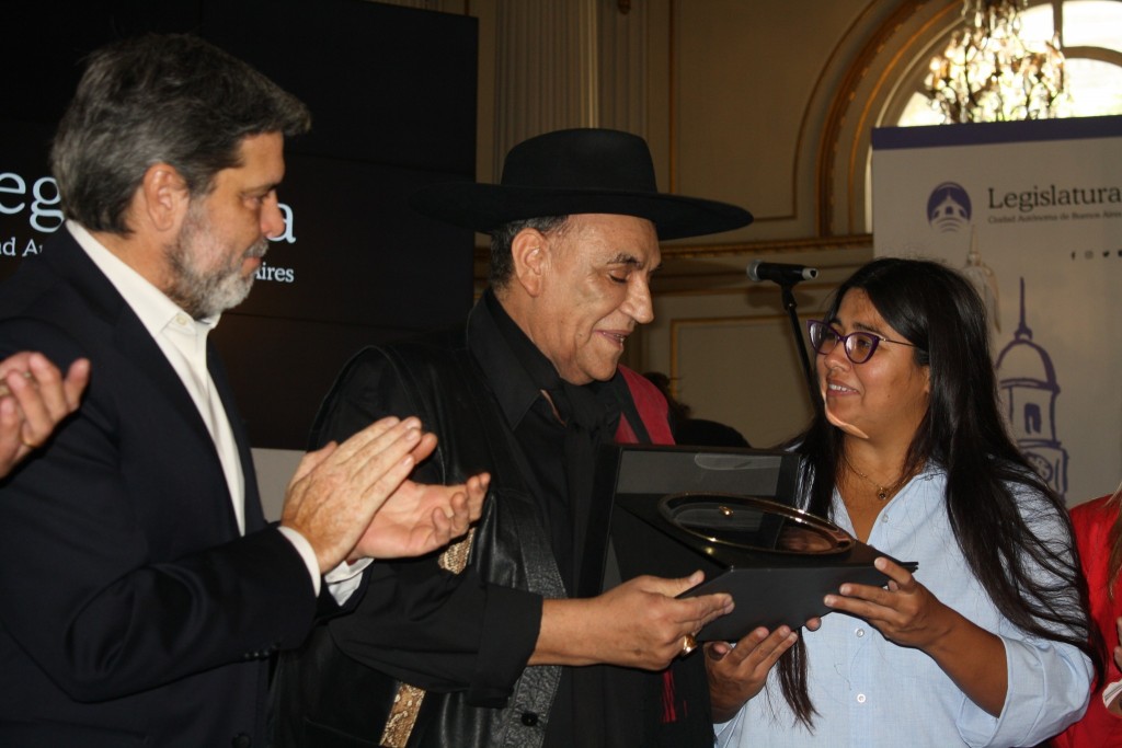 La Legislatura homenajeó al “Chaqueño Palavecino” por sus 40 años de trayectoria musical