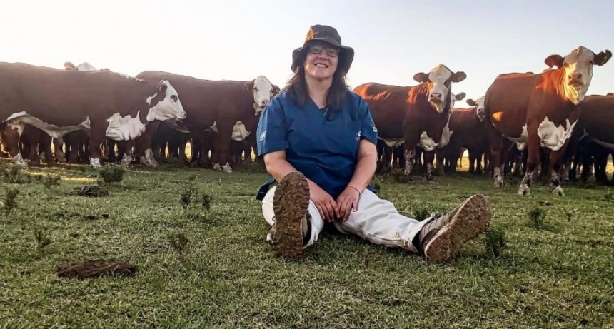 “Shei”, la veterinaria que superó 18 operaciones y hoy disfruta cada paso con su pasión: las vacas