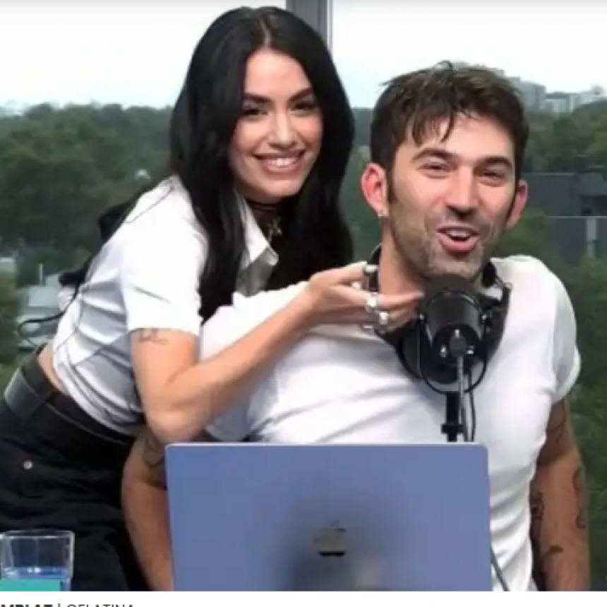Durante su entrevista en Gelatina, la cantante protagonizó un romántico momento junto a su pareja.