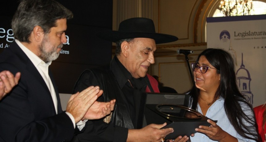 La Legislatura homenajeó al “Chaqueño Palavecino” por sus 40 años de trayectoria musical