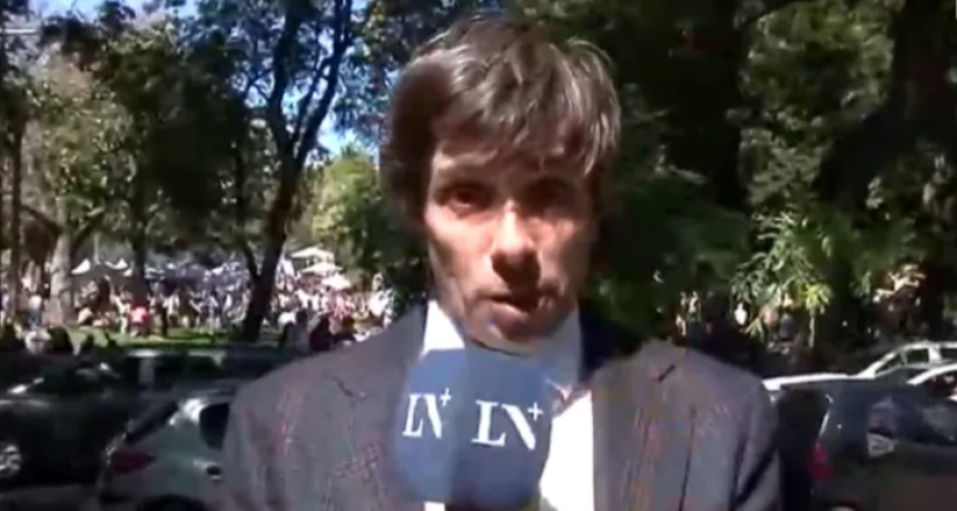 Robertito Funes Ugarte vivi&oacute; un ins&oacute;lito momento en vivo: le robaron el micr&oacute;fono