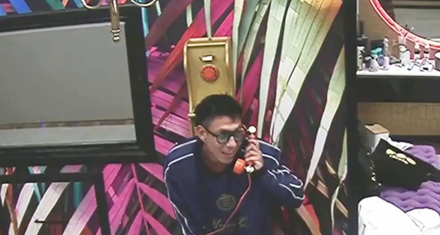 Brian Sarmiento atendi&oacute; el tel&eacute;fono dorado desnudo y termin&oacute; perjudicado