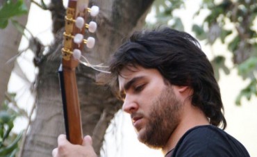 Federico Pecchia exhibe la “Corteza” de su primer disco íntegramente dedicado al folclore