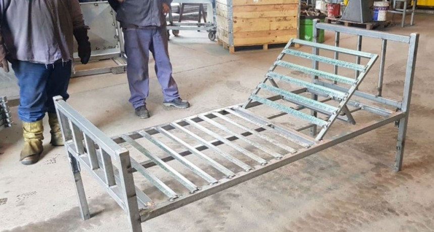 De fabricar mangas, corrales y bretes, ahora hacen camas para hospitales