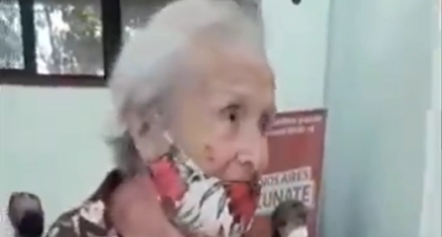 Tiene 92 años, recibió la vacuna y agradeció cantando un tango