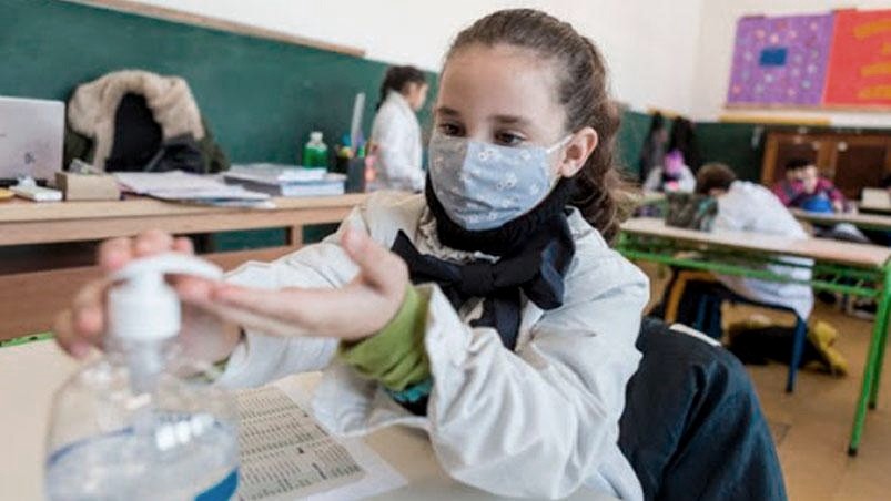 El Ministerio de Salud instó a mantener el uso del barbijo en espacios cerrados