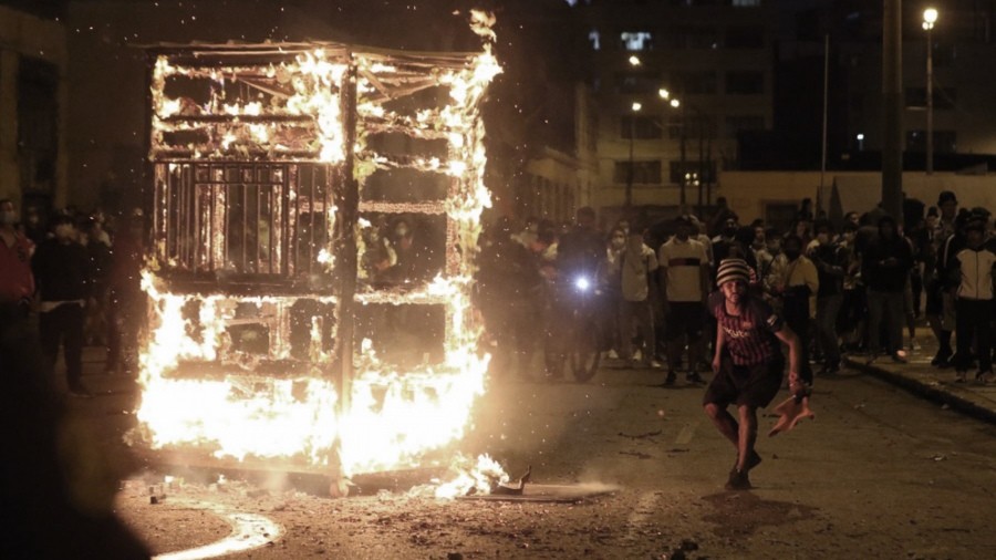 Violentos disturbios en Perú dejaron unos 25 policías heridos en Lima