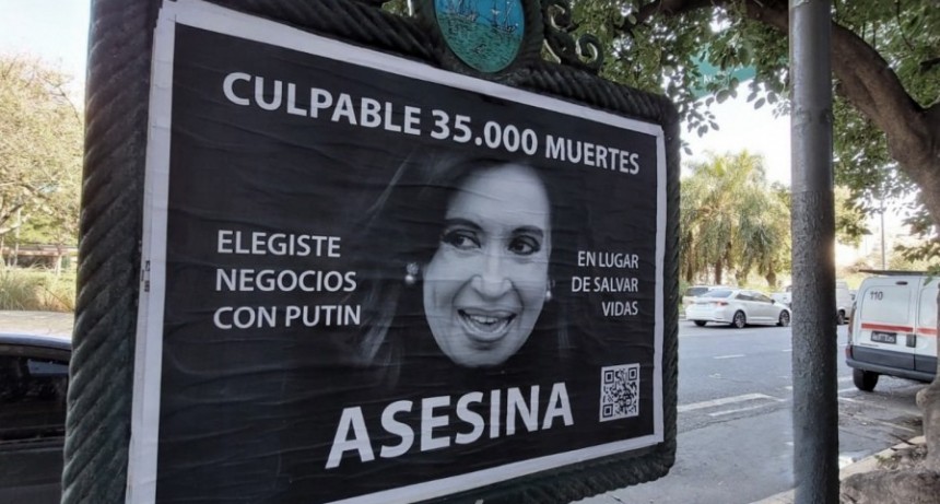 Allanaron la casa de quien habría encargado los afiches difamatorios contra Cristina Kirchner 
