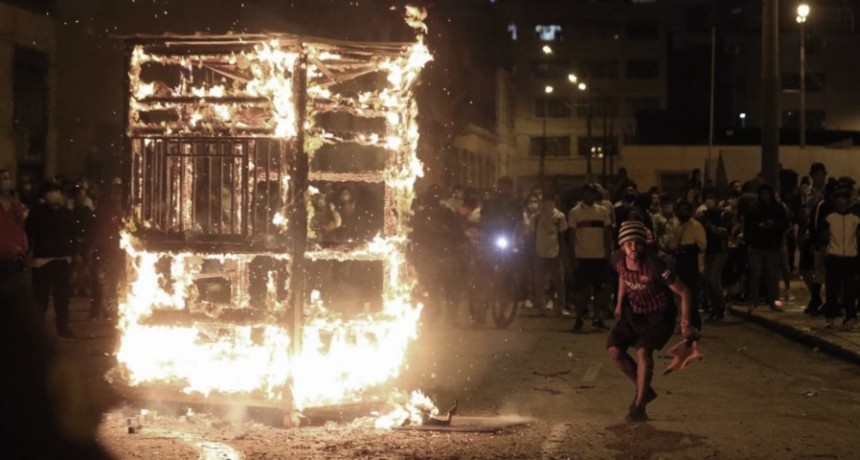 Violentos disturbios en Perú dejaron unos 25 policías heridos en Lima