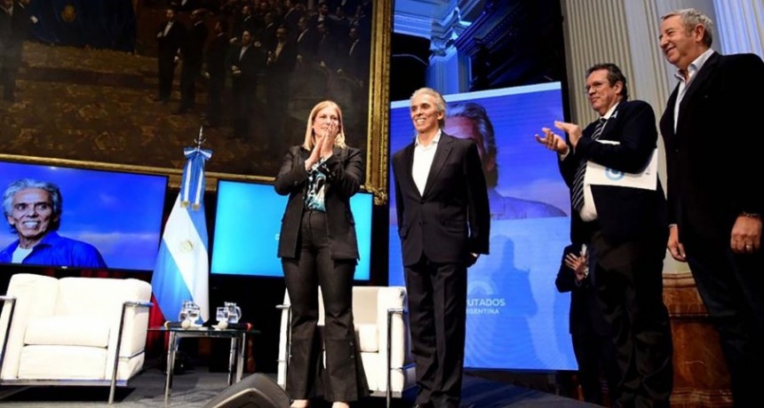 Jairo recibió la Mención de Honor “Juan Bautista Alberdi” por sus 50 años de trayectoria