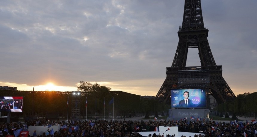 Macron fue reelecto en segunda vuelta, pero con dificultades inéditas