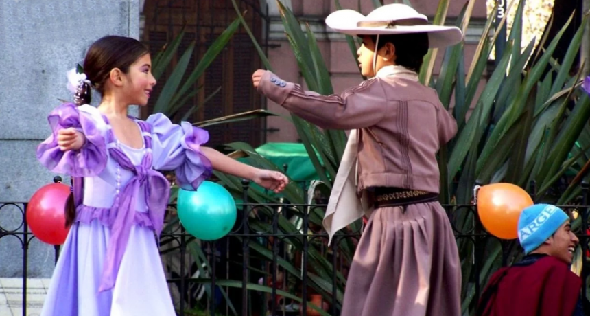 Desde el 2024 será obligatorio enseñar folclore en las escuelas públicas