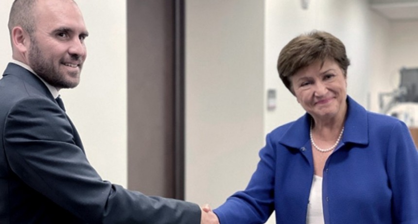 El Gobierno espera aprobar la primera revisión del programa con el FMI a mediados de mayo