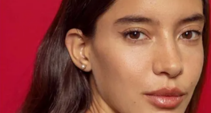 YVONNE presenta su nueva versión y video de Sans documents