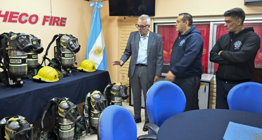 Julio Zamora presentó nuevo equipamiento destinado a mejorar el servicio de los Bomberos Voluntarios de General Pacheco