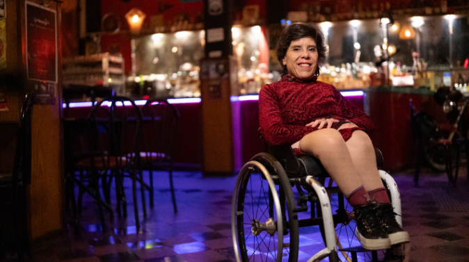 Brenda nació con una malformación, baila tango en silla de ruedas y un domingo en una milonga encontró el amor
