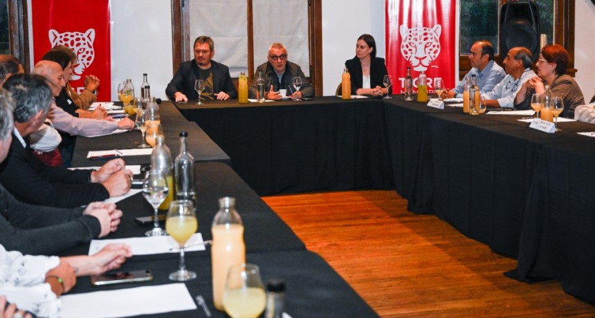 Julio Zamora con representantes del Rotary Club y Club de Leones: 