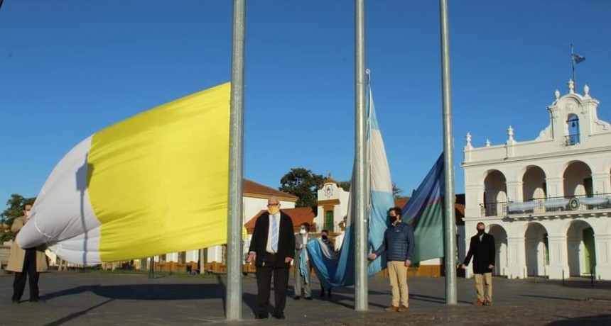 El Intendente de Lujan, Leonardo Boto, encabezó este lunes izamientos de la bandera nacional por un nuevo aniversario del 25 de Mayo