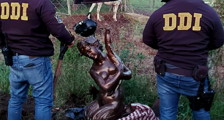 Encontraron enterrada en un campo una estatua robada de una plaza