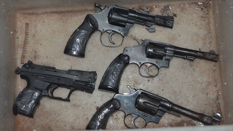 Apartaron a tres jefes policiales por la venta de armas que estaban bajo custodia