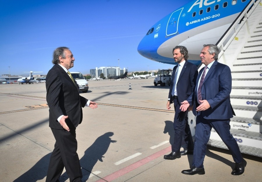 El Presidente llegó a Madrid: hoy se reúne con Pedro Sánchez y el rey Felipe
