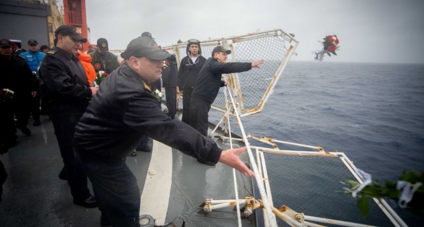 Veteranos del ARA General Belgrano homenajearon al buque en el sitio de su hundimiento
