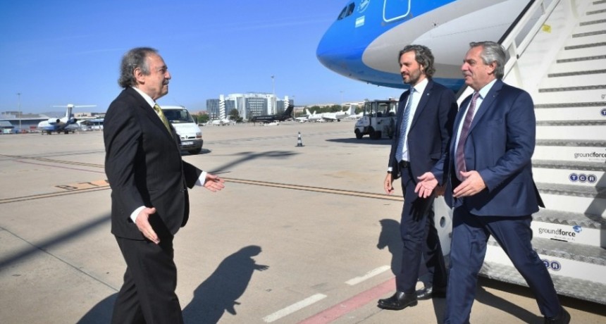 El Presidente llegó a Madrid: hoy se reúne con Pedro Sánchez y el rey Felipe