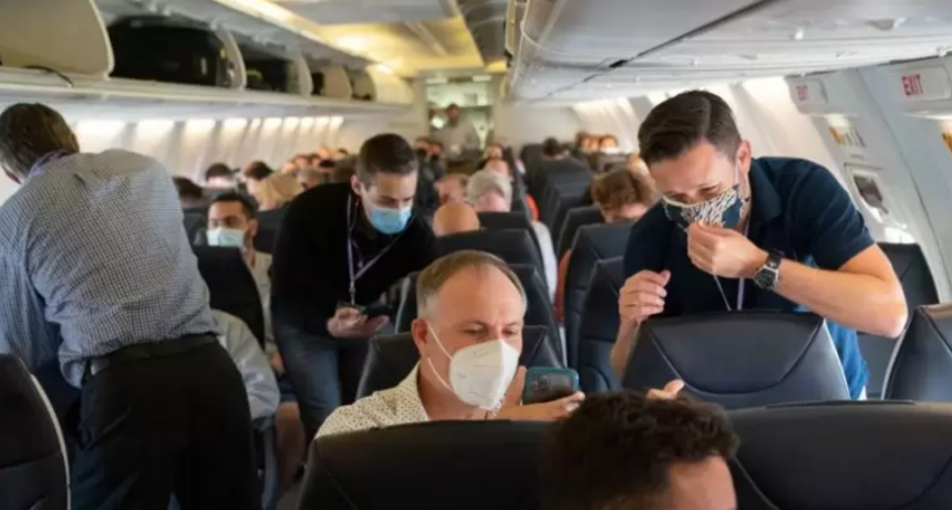 Los barbijos dejan de ser obligatorios en aviones y aeropuertos de la UE