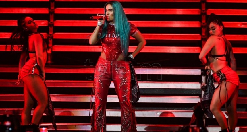 A puro despliegue escénico, Karol G tuvo su primera función en el Movistar Arena