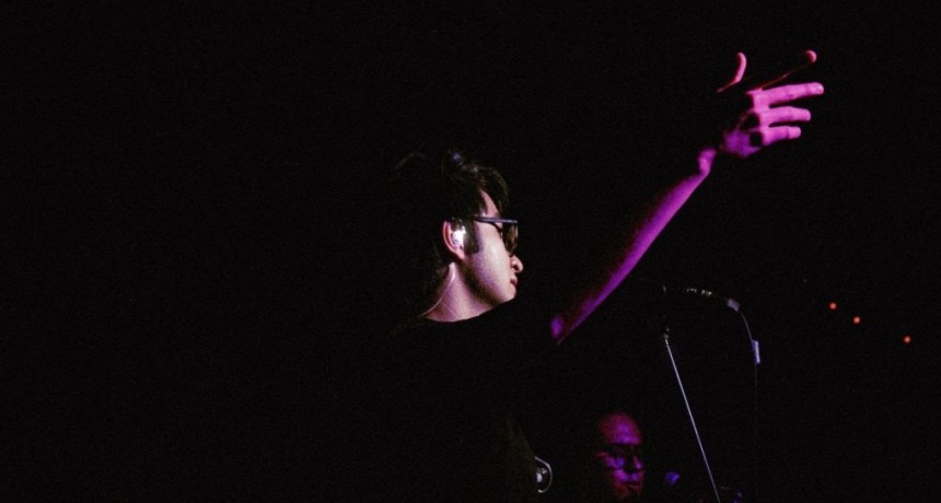 Luis Aguirre explora géneros y sentimientos en su debut discográfico, Mucho niño poco hombre