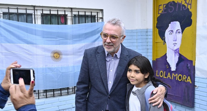 El intendente Julio Zamora particip&oacute; del acto de imposici&oacute;n del nombre "Lola Mora" a la Escuela Secundaria N&deg;34 de Ricardo Rojas