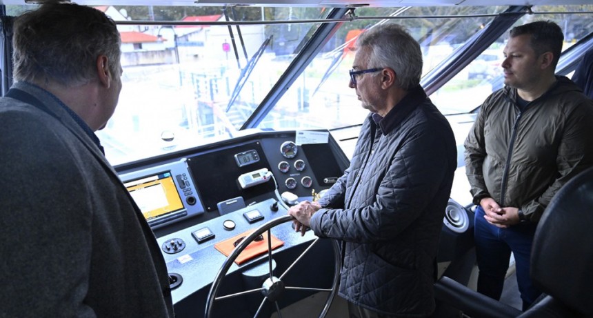 El intendente Julio Zamora acompañó la presentación de una nueva embarcación de Sturla Viajes