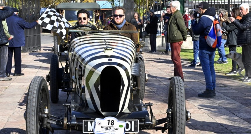 Gran Premio Recoleta-Tigre XXVII: vecinos y vecinas disfrutaron de la exhibición de vehículos antiguos en el MAT