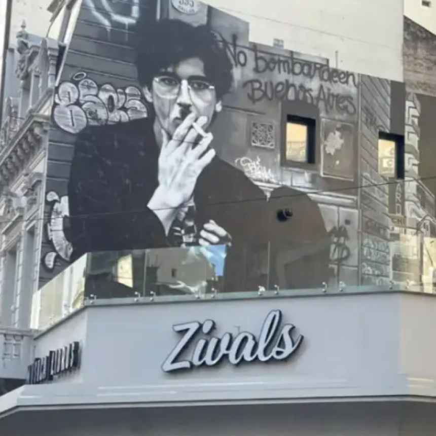 Homenajean a Charly Garc&iacute;a con un mural monumental en Corrientes y Callao