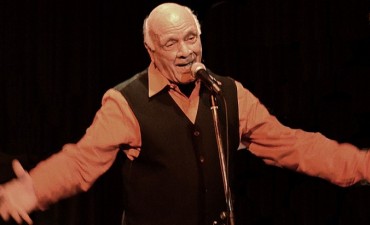 El cantor Osvaldo Peredo presenta su disco en vivo junto a la Orquesta Victoria