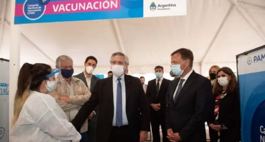 Alberto Fernández visitó el vacunatorio del PAMI en Mendoza