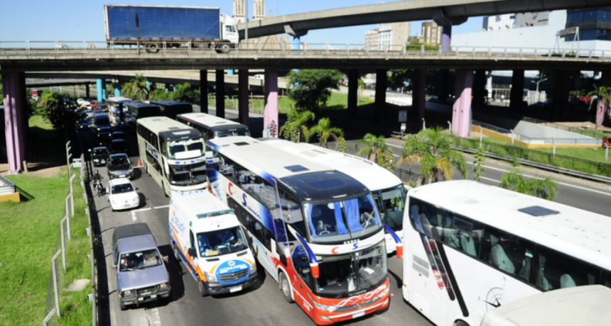 Choferes de larga distancia cortan la Avenida 9 de Julio en el centro porteño 