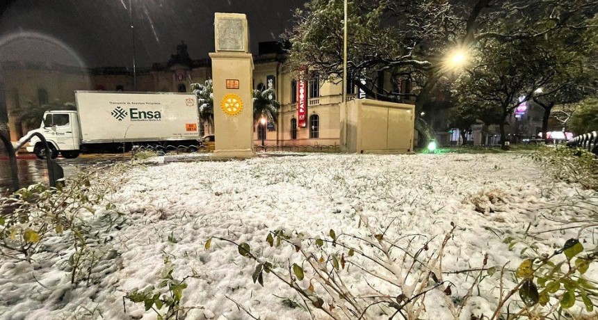 Córdoba amaneció cubierta de nieve en la capital y ciudades del interior