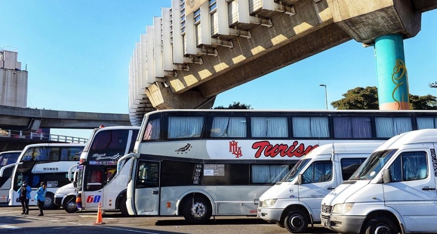 CABA: Transportistas de turismo cortan la Avenida 9 de Julio por tercer día
