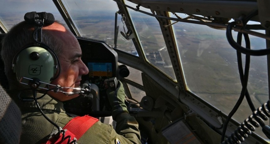 La Fuerza Aérea practicó en Rosario un desfile de aeronaves y brindó un espectáculo