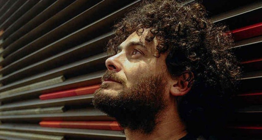 Raly Barrionuevo revisa su historia y la de la música argentina desde “1972”