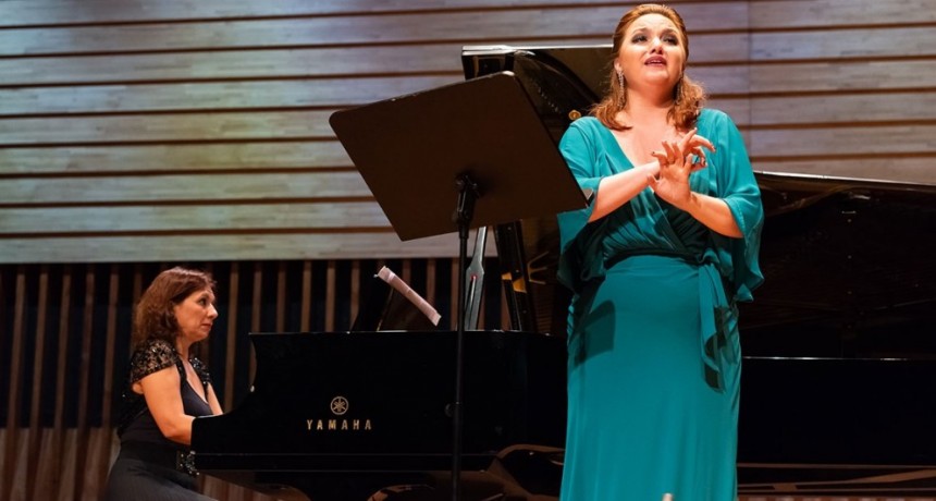 El dúo integrado por la soprano Daniela Tabernig y la pianista Fernanda Morello, en el CCK