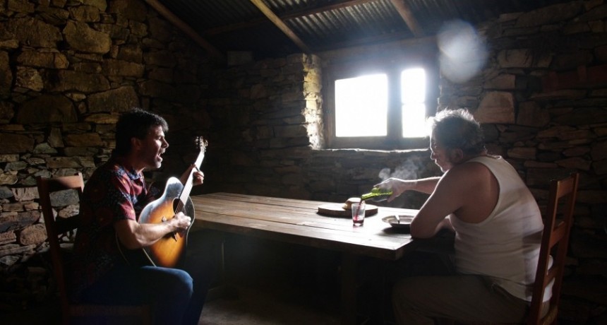 El cantautor Pablo Oliva presenta “A la distancia”, junto al actor Fabio Alberti 
