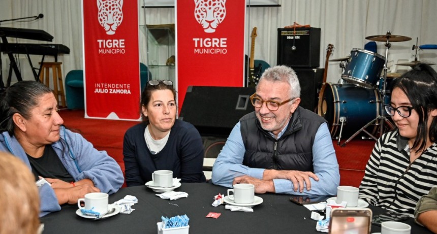 Julio Zamora se reunió con vecinas de Las Tunas para dialogar sobre el futuro del distrito
