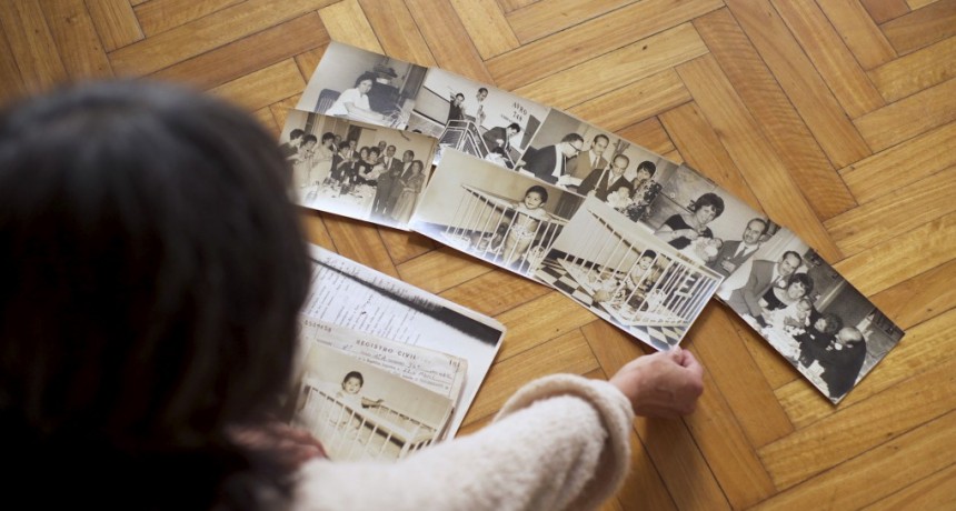 «Laberintos personales»: La pesada búsqueda de la identidad por los pasillos burocráticos