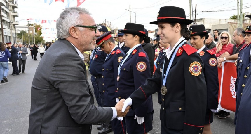 En un desfile multitudinario, Julio Zamora acompañó el 50° aniversario de la Sociedad de Bomberos Voluntarios de General Pacheco