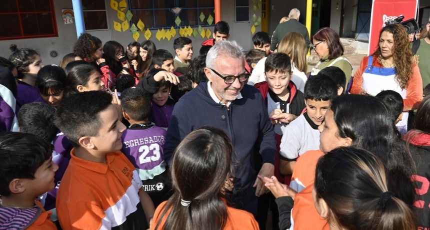 Julio Zamora entregó 243 pares de anteojos nuevos a estudiantes de 9 escuelas del distrito