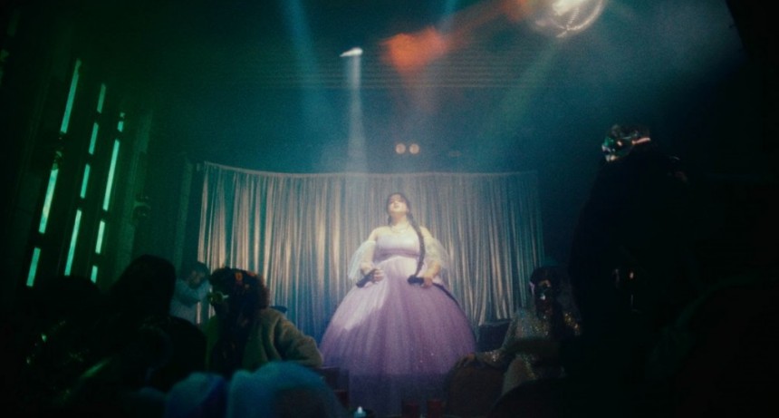 Bella Álvarez encuentra una voz dormida en “Yo cuidé a tu amor”