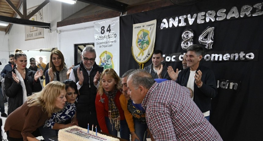 Con música, alegría y baile, Julio Zamora participó del 84° aniversario de la Sociedad Fomento Dique Luján