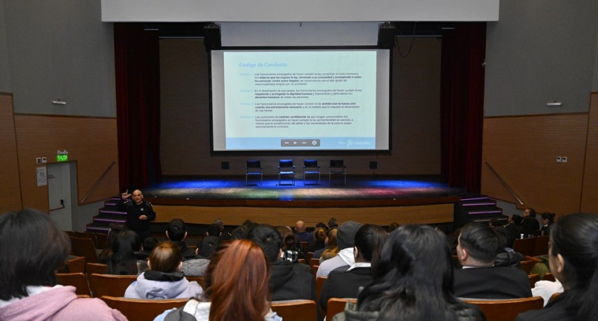 En el Teatro Pepe Soriano, se realizó el lanzamiento del ciclo lectivo 2024 de la Escuela de Policía “Juan Vucetich”